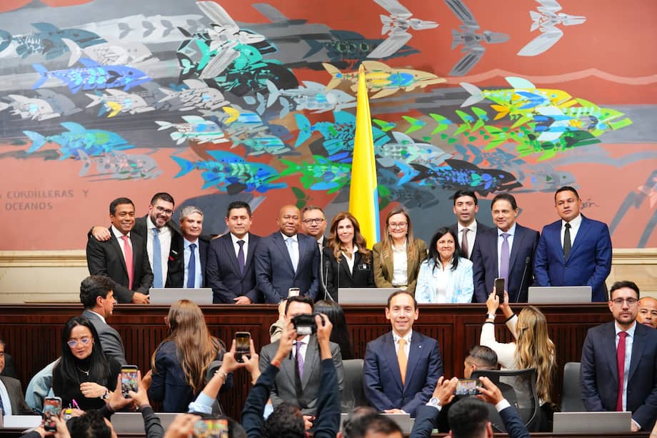 Silvio Carrasquilla (Partido Liberal), Juan Carlos Wills (Partido Conservador), Juan Felipe Lemos (La U), José Antonio Parra (Salvación Nacional), Gersel Pérez (Cambio Radical), Plinio Alarcón (MIRA), Cielo Rusinque y Ana Jimena Bautista (Pacto Históri-co), junto a los presidentes de Senado, Honorio Henríquez, y de Cámara, Nicolás Barguil, tras su elección como magistrados del Consejo Nacional Electoral.
