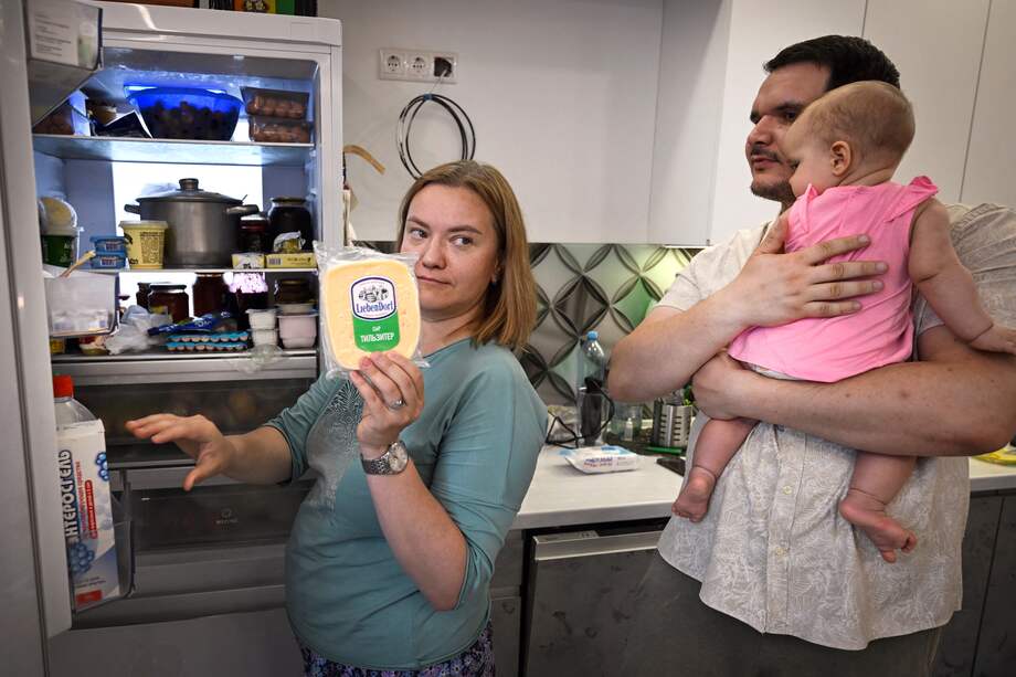 Para Sergei Duzhikov y Maria Tyabut, una pareja de clase media que vive en una ciudad a las afueras de Moscú, las sanciones occidentales impuestas a Rusia los obligaron a cambiar sus planes.