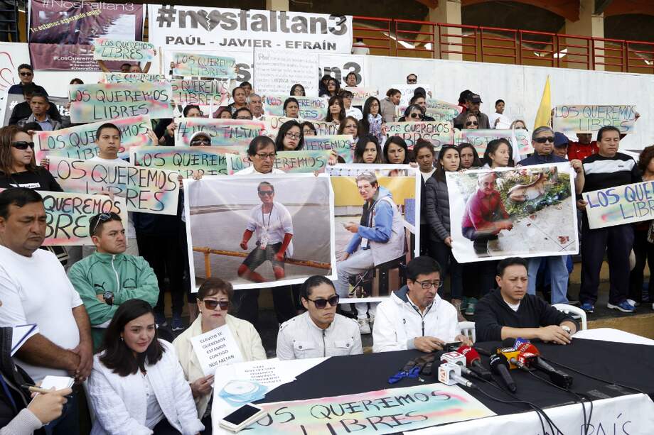 Familiares del equipo de El Comercio de Ecuador afirmaron que solo hasta el lunes se conocerá el dictamen de los cuerpos por parte de Medicina Legal. / AFP
