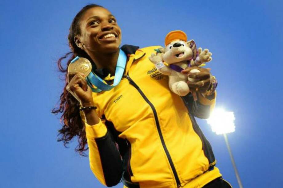 La atleta colombiana Caterine Ibargüen luce la medalla de oro que ganó en los Juegos Olímpicos de Río 2016. / AFP
