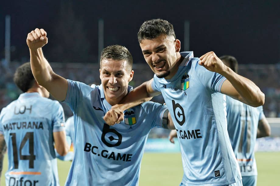 Arnaldo Castillo (der) celebra con Fernando González la apertura del marcador.
