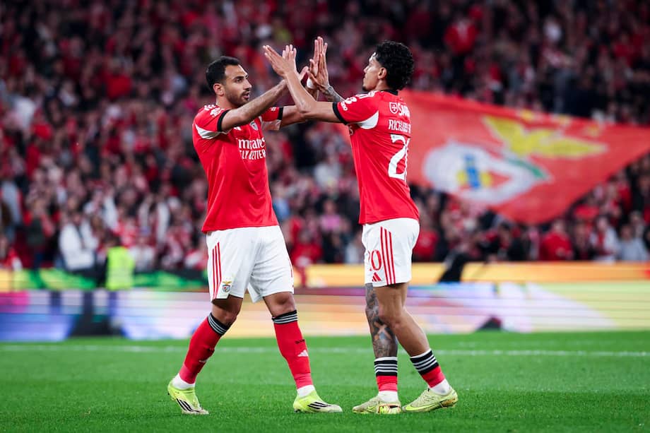 Vangelis Pavlidis (iz) y Richard Ríos (d) luego del 2-0 de Benfica sobre Vitória de Guimarães durante la fecha 27 de la Liga de Portugal en el Estádio da Luz de Lisboa este sábado 21 de marzo de 2026.