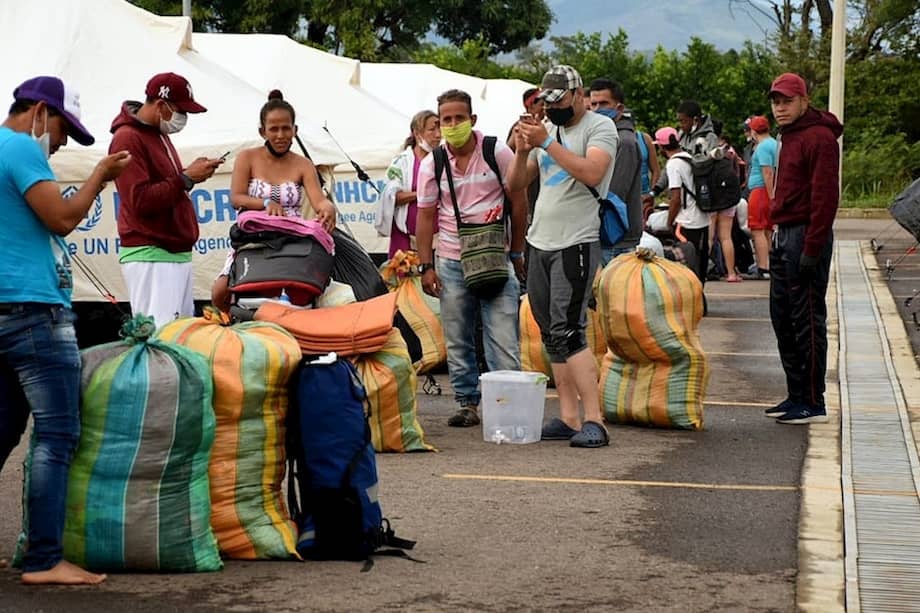 Ciudadanos venezolanos saliendo del refugio en Tienditas para ser trasladados al Puente Simón Bolívar y cruzar a Venezuela.