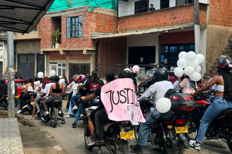 El plantón que acompañó las honras fúnebres de María Camila reunió familiares, vecinos y organizaciones pidiendo celeridad en la investigación.