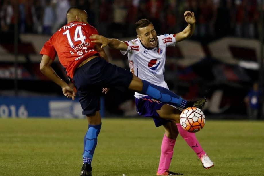 El jugador de Cerro Porteño de Paraguay, Alvaro Pereira (i), disputa un balón con Jhon Hernández (d), de Independiente Medellín, este martes, en el estadio Defensores del Chaco, de Asunción. / EFE