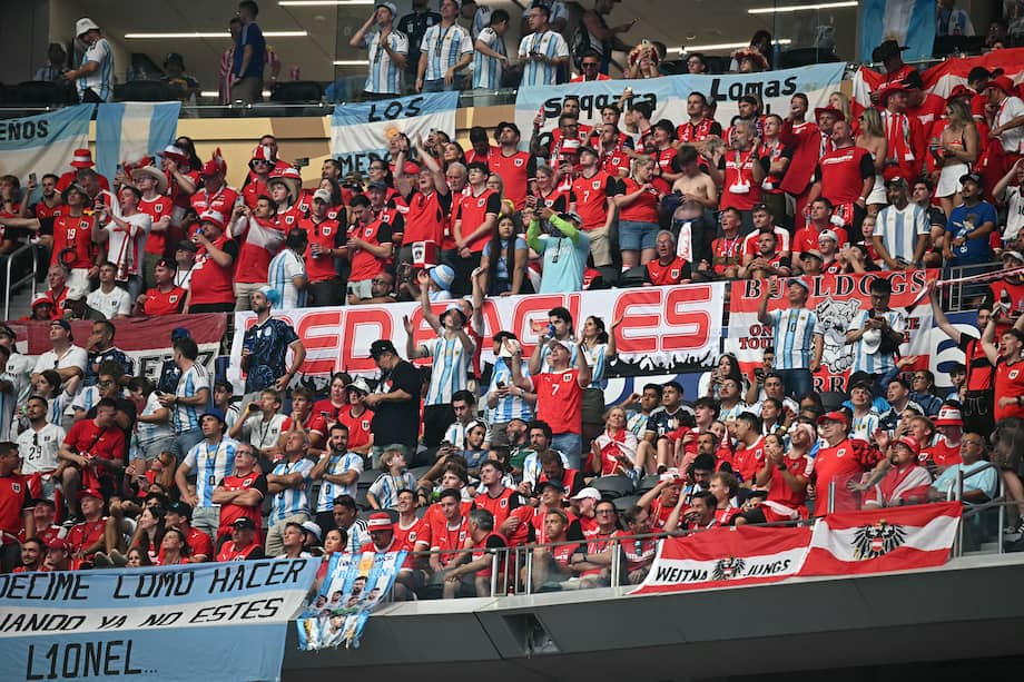 Aficionados de Argentina y Austria en el AT&T Stadium de Arlington, Dallas, Texas, en Estados Unidos ese lunes 22 de junio por la Copa Mundial de la FIFA 2026.