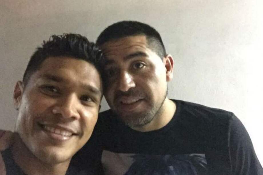 Teófilo Gutiérrez y Juan Román Riquelme. Foto: @TeoG29