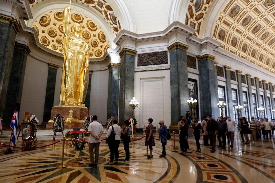 Decenas de personas hacen fila adentro del Capitolio para honrar al historiador Eusebio Leal en La Habana (Cuba).