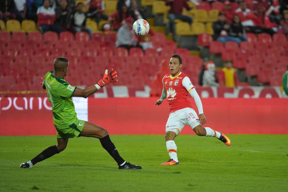 Cristian Bonilla (i), arquero de La Equidad, y Anderson Plata, atacante de Santa Fe. / Gustavo Torrijos- El Espectador