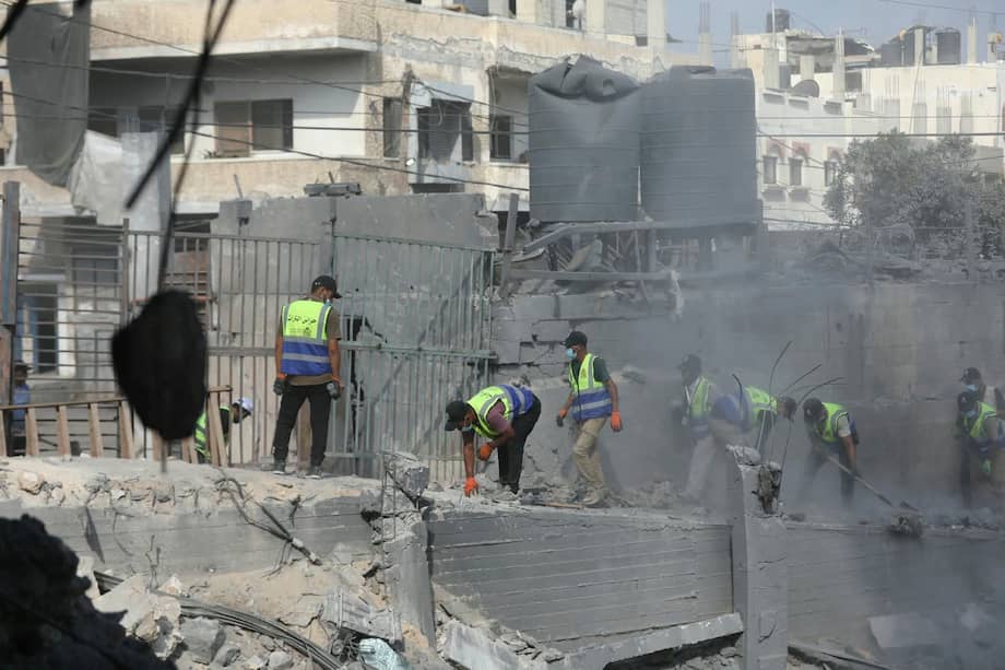 Voluntarios y miembros de la Asociación Mayasem para la Cultura y las Artes (MACA, en inglés) trabajan ayer jueves para recuperar para preservar el patrimonio de la mezquita Abu Salim de Deir al Balah (centro de Gaza) que Israel atacó el lunes.