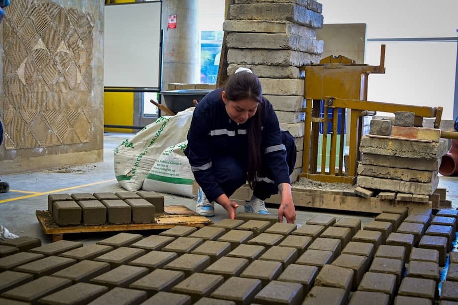 Después de años entre la calle, el consumo y la cárcel, Deisy hoy apuesta por reconstruir su vida lejos del delito a través de la construcción sostenible.