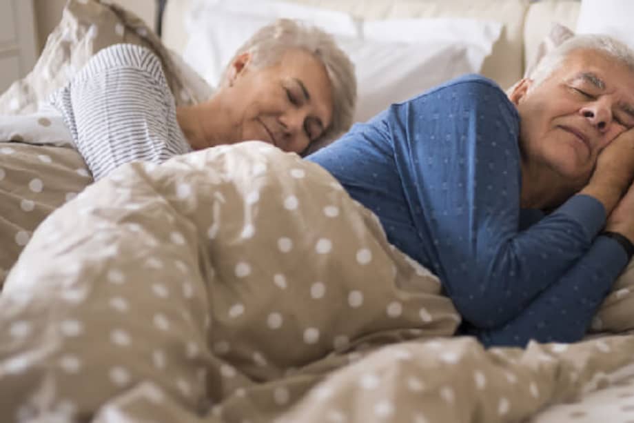 En personas mayores con Alzheimer o demencia, las alteraciones tienden a ser más marcadas y afectan tanto la noche como el día.