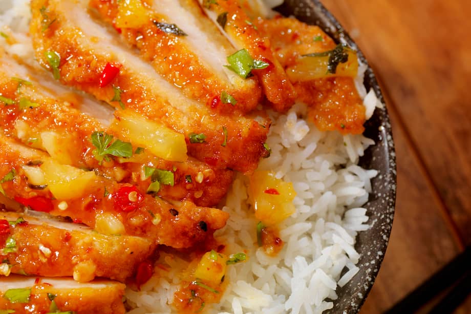 Sirve este cerdo en salsa de uchuva con arroz blanco o patacones.