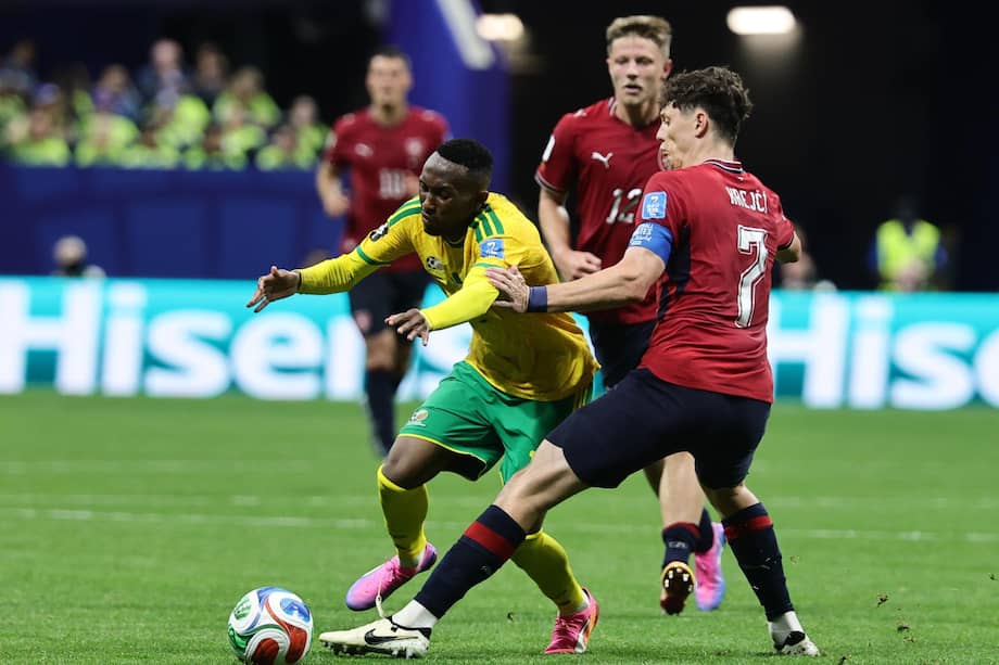 Relebohile Mofokeng de Sudáfrica y Ladislav Krejci de República Checa en el segundo juego del grupo A de la Copa Mundial de la FIFA 2026.