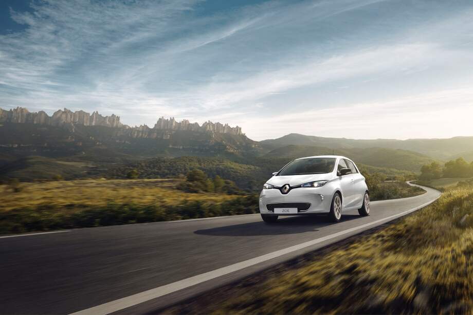 El conector de carga del Renault Zoe se esconde detrás del emblema de la marca y se abre con la misma tarjeta de apertura de puertas del auto. / Cortesía