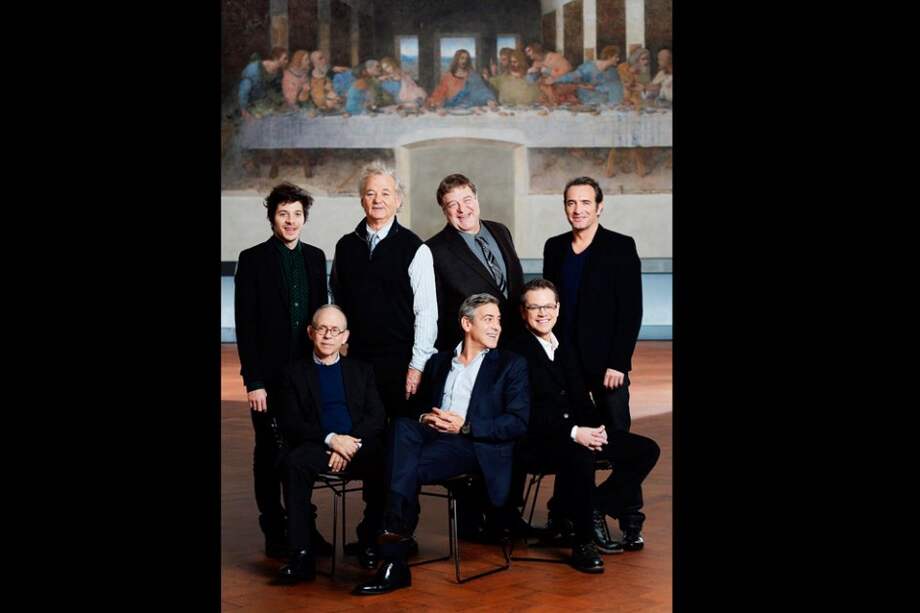 Fotografía facilitada por la agencia de noticias italiana ANSA que muestra a los actores (i-d) Dimitri Leonidas, Bob Balaban, Bill Murray, John Goodman, George Clooney, Matt Demon y Jen Dujardin posando delante de la obra de Leonardo Da Vinci "La última cena" durante el pase gráfico de la película "The monuments men", en Milán (Italia).