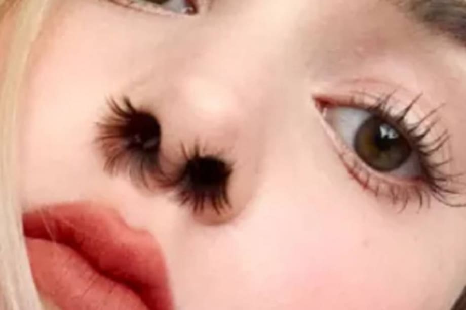 Mujer con pelos en la nariz