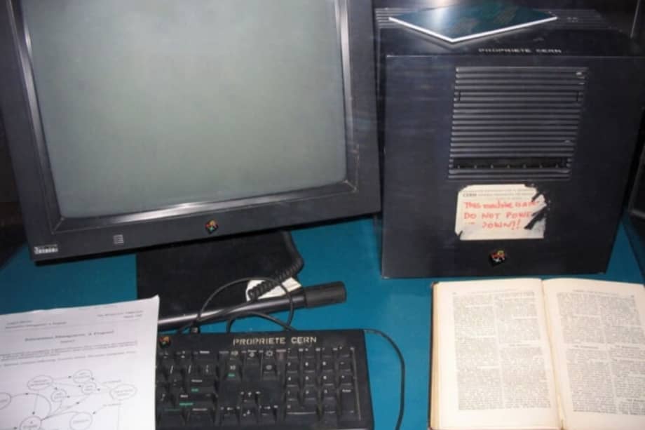Tim Berners-Lee usó esta estación de trabajo NeXT como el primer servidor web. Ahora se muestra en Microcosm, el museo público de ciencias en el CERN. / (CC BY-SA 3.0 / Coolcaesar)