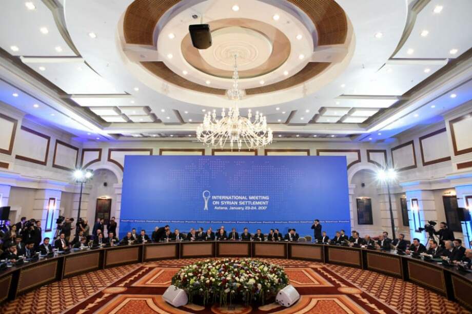 Representantes del régimen de Siria y grupos rebeldes junto con otros asistentes toman parte en la primera sesión de conversaciones de paz. /AFP