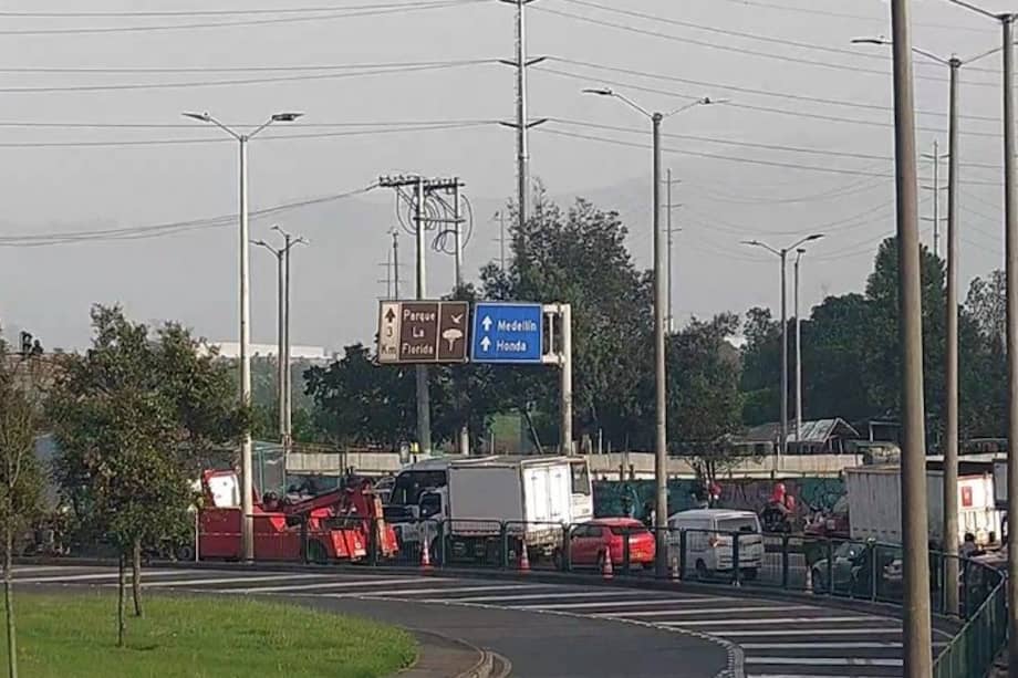 Trancón en la calle 80 por cuenta de tractocamión varado en la carrera 119