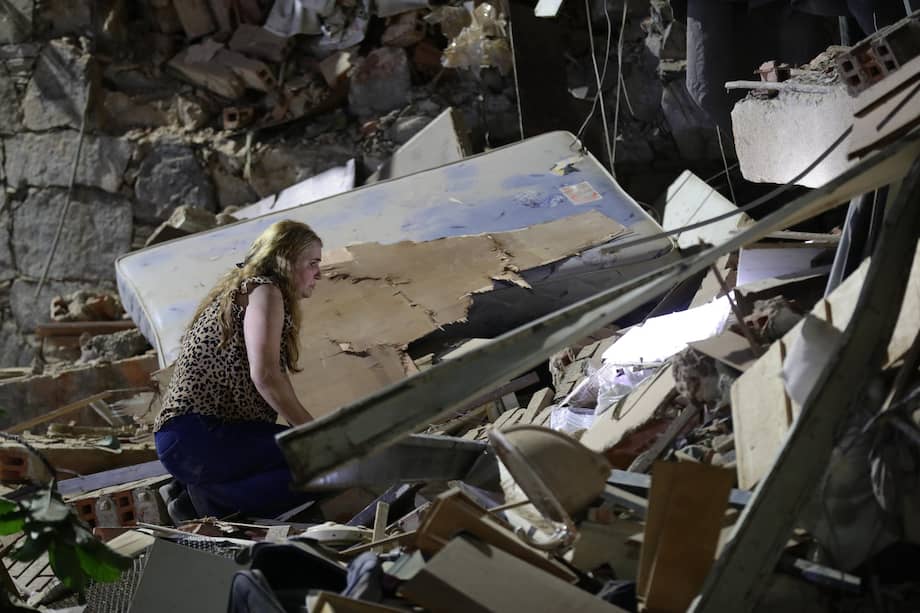 Una persona observa entre los escombros este miércoles, luego de dos fuertes terremotos sacudieron el Caribe venezolano en Caracas (Venezuela).