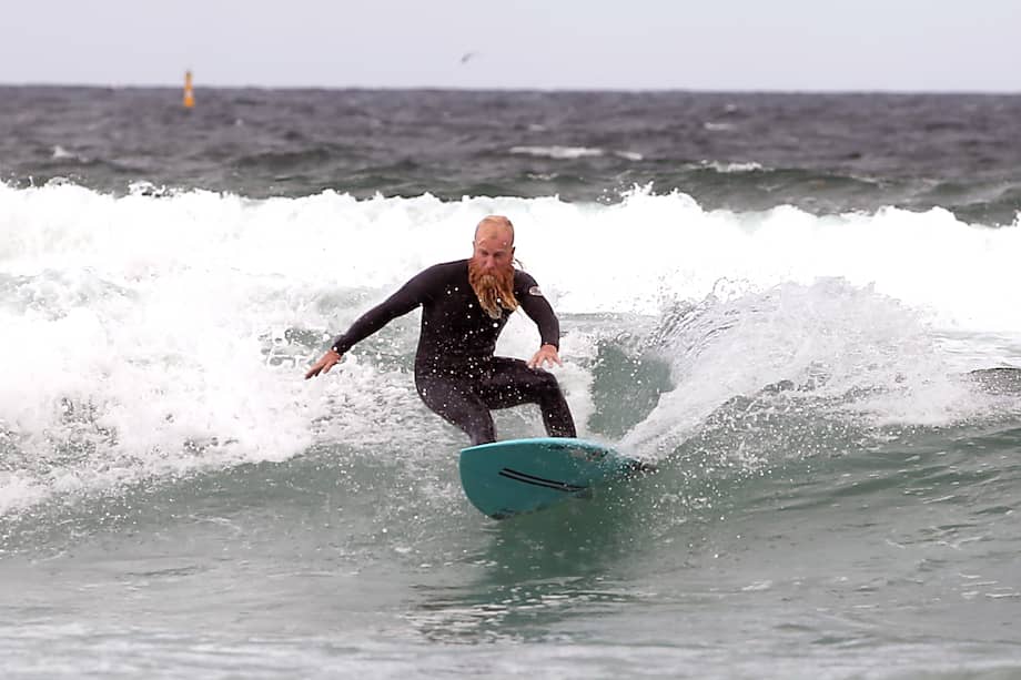 El surfista australiano Blake Johnston surfea en su intento de lograr un nuevo récord mundial de la sesión de surf más larga, en The Alley in Cronulla, en Sydney, Australia, el 17 de marzo de 2023.