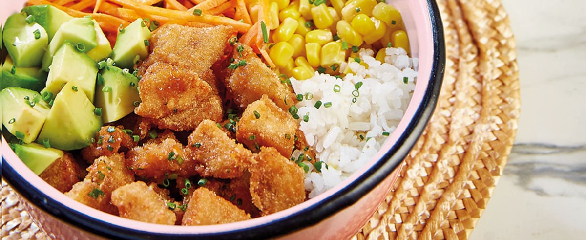 Acompaña este delicioso pollo crujiente con una porción de ensalada y pasta.