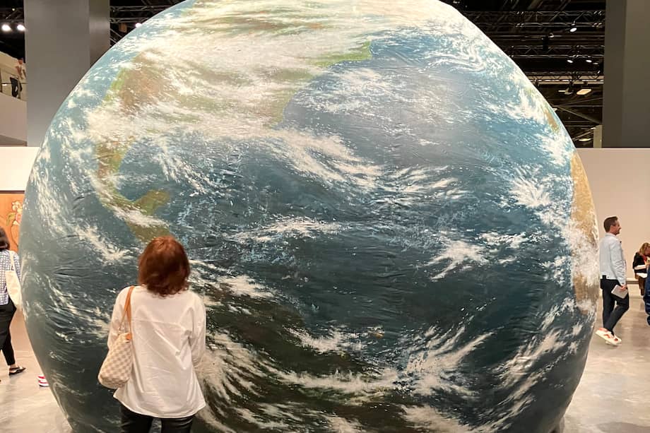 Instalación 'Earth Play' del artista interdisciplinario coreano Seung-taek Lee, expuesta durante la feria Art Basel Miami. El planeta enfrenta mega amenazas que tendrán un alto costo. EFE/Emilio J. López