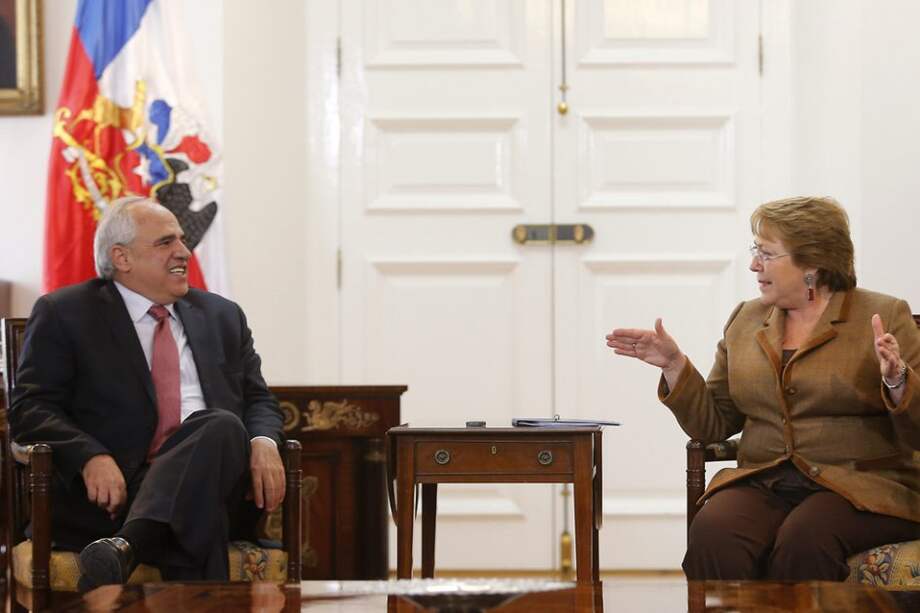 La presidenta de Chile Michelle Bachelet (d) habla con el secretario general de la Unión de Naciones Suramericanas (Unasur), el expresidente de Colombia Ernesto Samper (i).