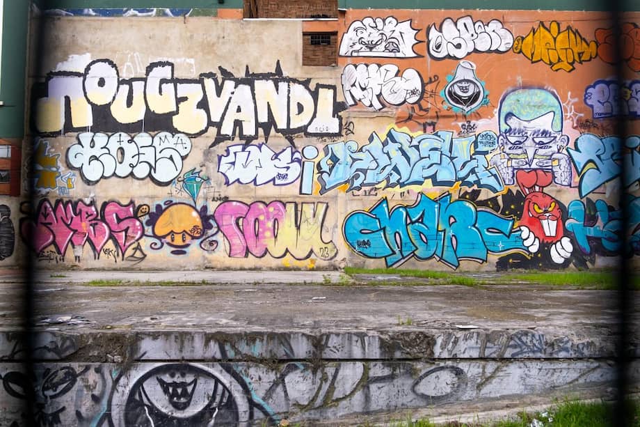 El eje conceptual y más significativo de la instalación gira en torno al homenaje a la memoria de Diego Felipe Becerra Lizarazo, el joven artista urbano cuya muerte se convirtió en un símbolo de la defensa de la vida, la libertad de expresión y la regularización del grafiti en Bogotá.