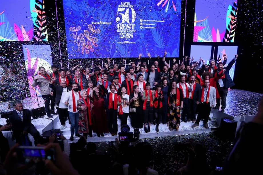 Los chefs de los 50 mejores restaurantes de América Latina son fotografiados durante una gala en Bogotá (Colombia). / EFE