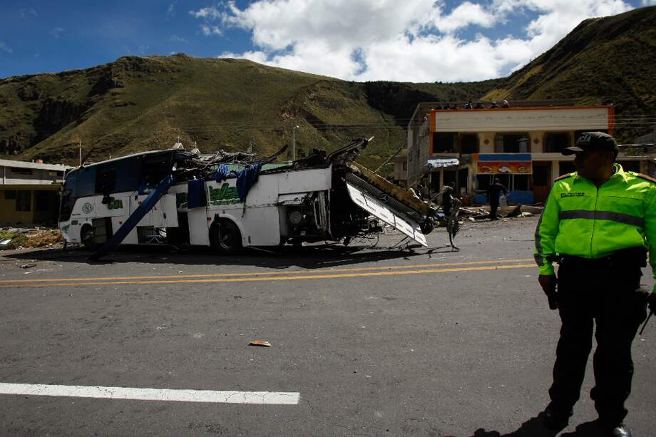 Autoridades y cuerpos de emergencia trabajan en el lugar del accidente de un autobús de pasajeros en la carretera andina que une Quito con la zona de Papallacta en Palugo (Ecuador). / EFE