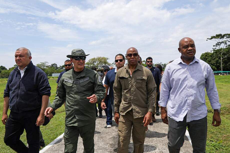 El alcalde de Nueva York, Eric Adams (2d), junto al director de la Policía de Colombia, general William René Salamanca (2i), y el embajador de Colombia en Estados Unidos, Luis Gilberto Murillo (d), durante una visita a Necoclí, Colombia.