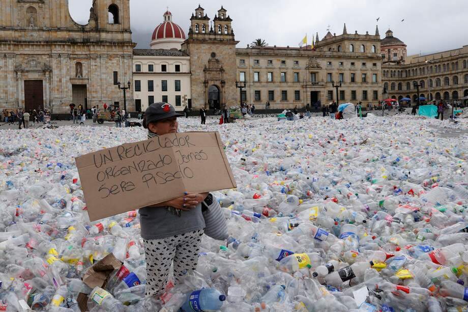 AME8159. BOGOTÁ (COLOMBIA), 24/06/2025.- Una persona participa en una protesta este martes, en la Plaza de Bolivar en Bogotá (Colombia). Recicladores colombianos esparcen 12 toneladas de botellas plásticas en protesta por el bajo precio que se les está pagando por la recolección del material reciclable. EFE/ Mauricio Dueñas Castañeda