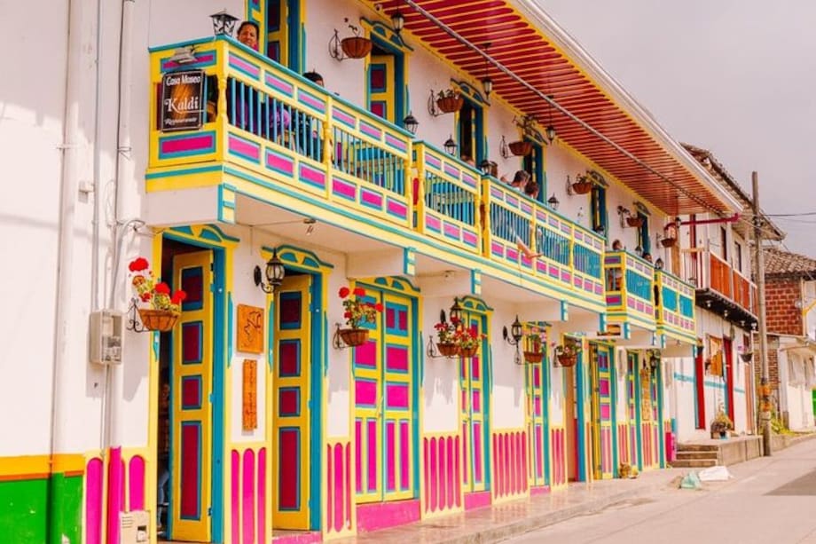 El encanto de Salento comienza en sus calles. Pasear por el pueblo es una experiencia en sí misma.