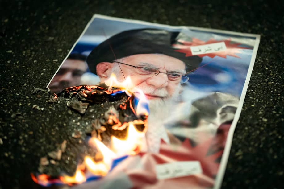 Una imagen del líder supremo iraní, Alí Jamenei, arde durante una manifestación en Suiza en apoyo a las masivas protestas en Irán.