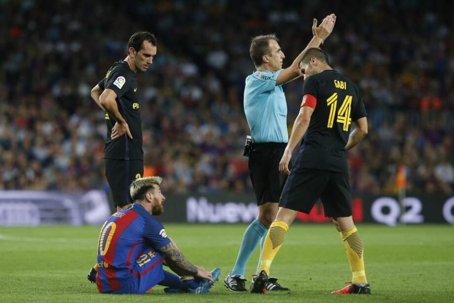 El argentino Lionel Messi, en el césped del Camp Nou, casa del Barcelona, durante el duelo ante el Atlético de Madrid. / AFP