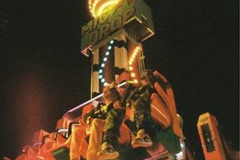 "No puede ser", el videoclip del sencillo de Mau & Ricky junto a Eladio Carrion fue grabado en un parque de diversiones con una temática surrealista.