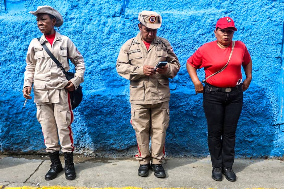 Miembros de la milicia bolivariana durante un desfile en las calles del barrio Guarataro en Caracas, el 19 de agosto de 2025. El presidente de Venezuela, Nicolás Maduro, anunció ese mismo día el despliegue de 4,5 millones de milicianos en respuesta a las “amenazas” de Estados Unidos.