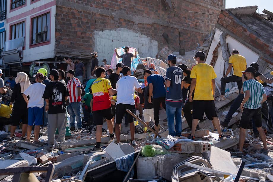 Personas participan en un rescate luego de un terremoto de magnitud 7,4 en Pereira (Colombia).
