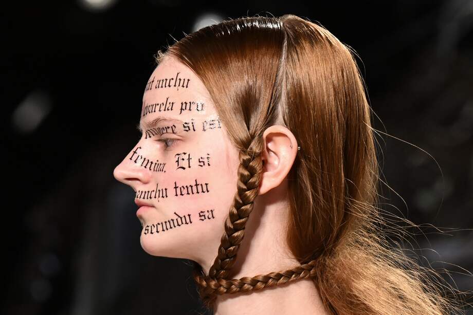 Una modelo usa una creación de Antonio Marras presentada durante la Semana de la Moda de Milán.