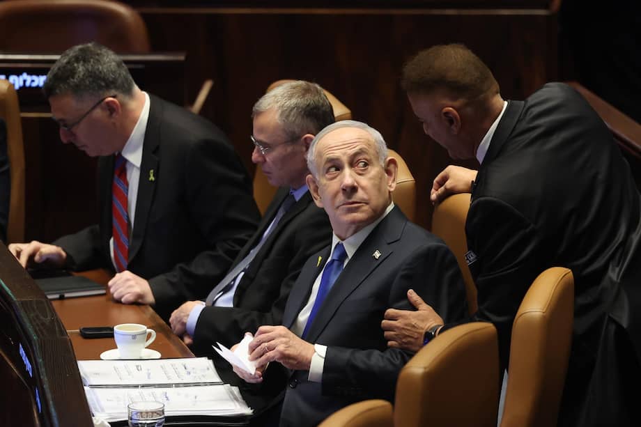 El primer ministro Benjamin Netanyahu (C) asiste a la apertura de la sesión de invierno del parlamento israelí, la Knesset, en Jerusalén.