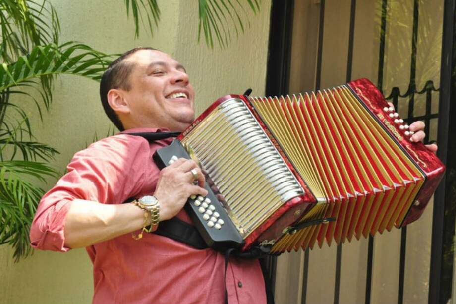 El acordeonero "Cocha" Molina.