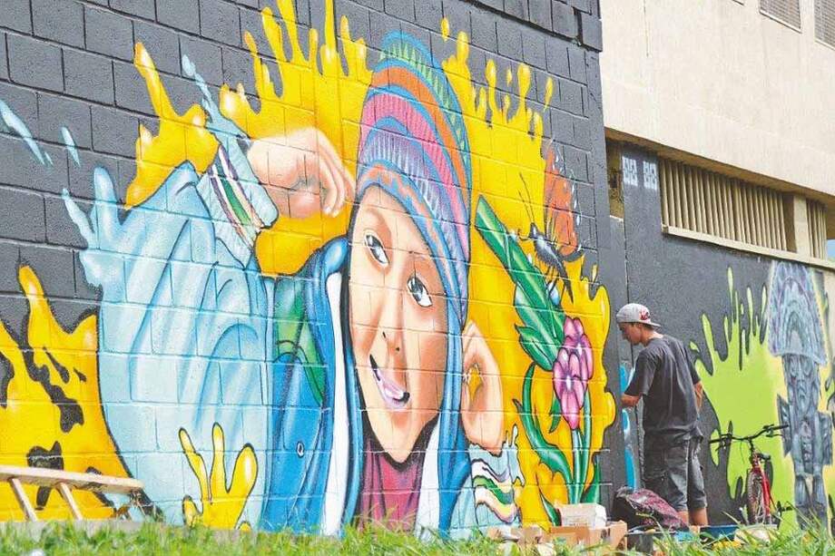 Los colegios y las casas de la comuna Aranjuez, en Medellín, fueron pintadas de colores. / Fotos: Luis Benavides