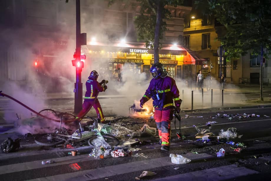 Los bomberos apagan un incendio en París, en medio de las celebraciones de PSG.