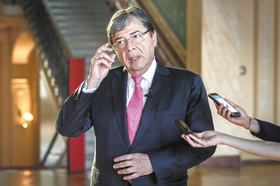 El ministro tendrá que responder por el supuesto permiso que le dio el Congreso para que uniformados de EE. UU. estén en el país y por las masacres registradas.