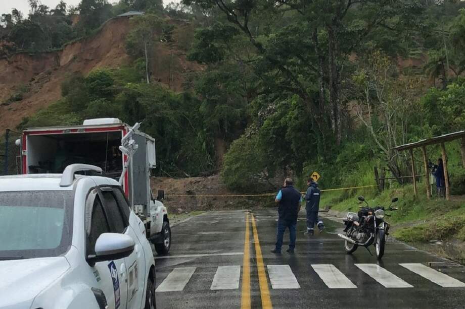 Mientras se realizan las labores de remoción, se mantiene como vía
alterna para vehículos livianos el siguiente corredor: La Depresión -La Sierra – Rosas.