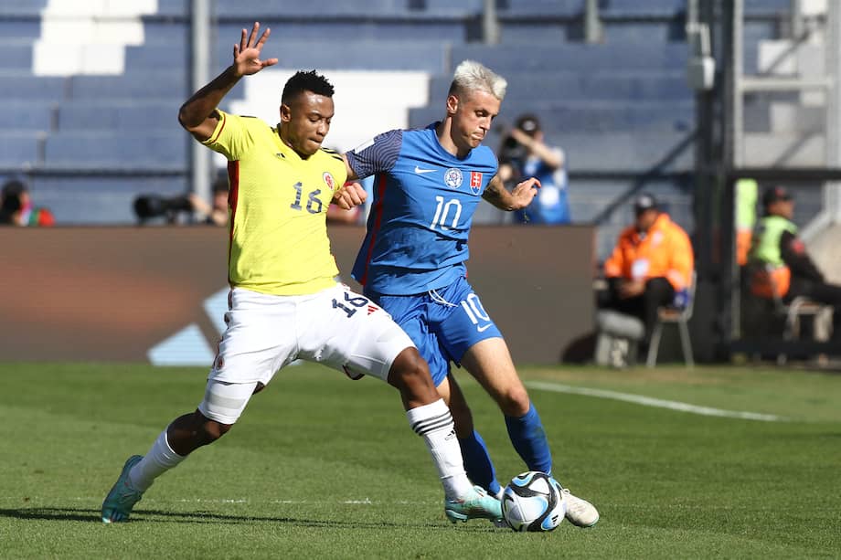 Oscar Cortés, de Colombia, disputa un balón con Timotej Jambor de Eslovaquia, en el juego en el que el combinado nacional derrotó por 5-1 a los europeos.