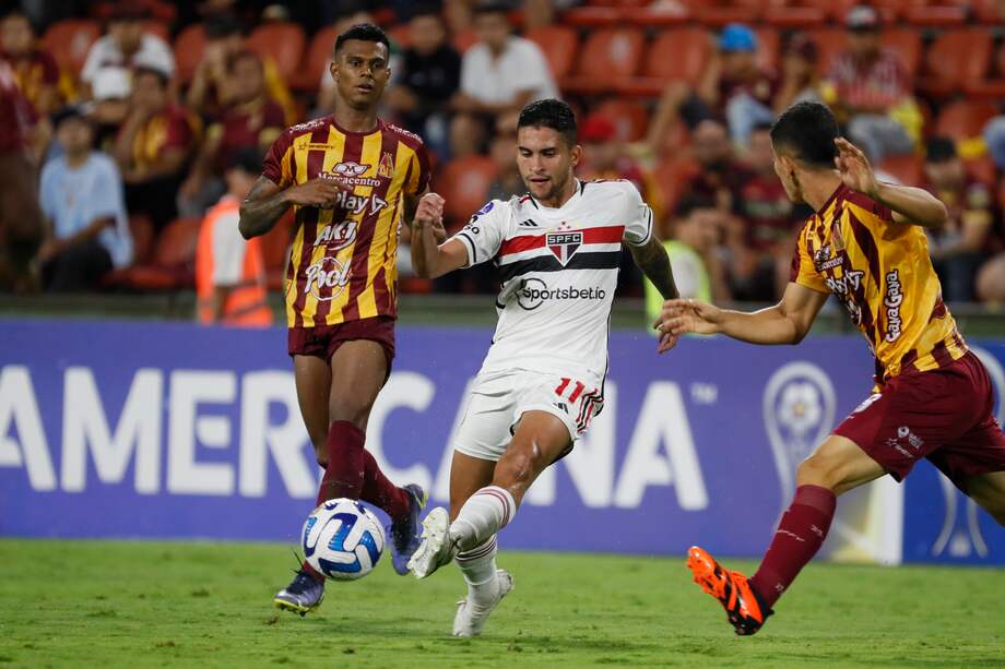 Estéfano Arango (izq.) de Deportes Tolima disputa el balón con Rodrigo Néstor de Sao Paulo, durante un partido por el Grupo D de la Copa Sudamericana en el estadio Manuel Murillo Toro, en Ibagué (Colombia).