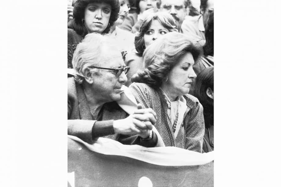 Guillermo Cano junto a su esposa Ana María Busquets en una corrida de toros. / Archivo - El Espectador